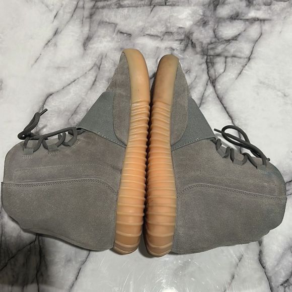 1000% Auth. Yeezy Boost 750 Light Gray Glow Gum Size 8